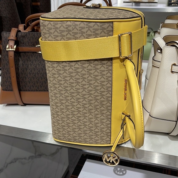 Michael Kors med Duffel Travel - Leather/Coated
35S2GTFU2B
DAFFODIL
MD DUFFLE - Picture 7 of 16